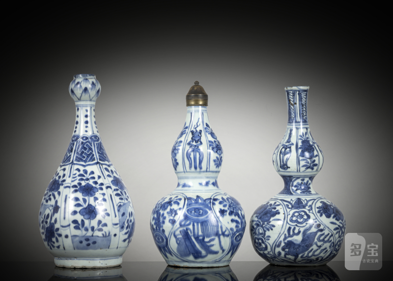 Three porcelain bottle vases decorated in underglaze blue, one with an Ottoman lid, partly decorated in the Kraak style - 图2